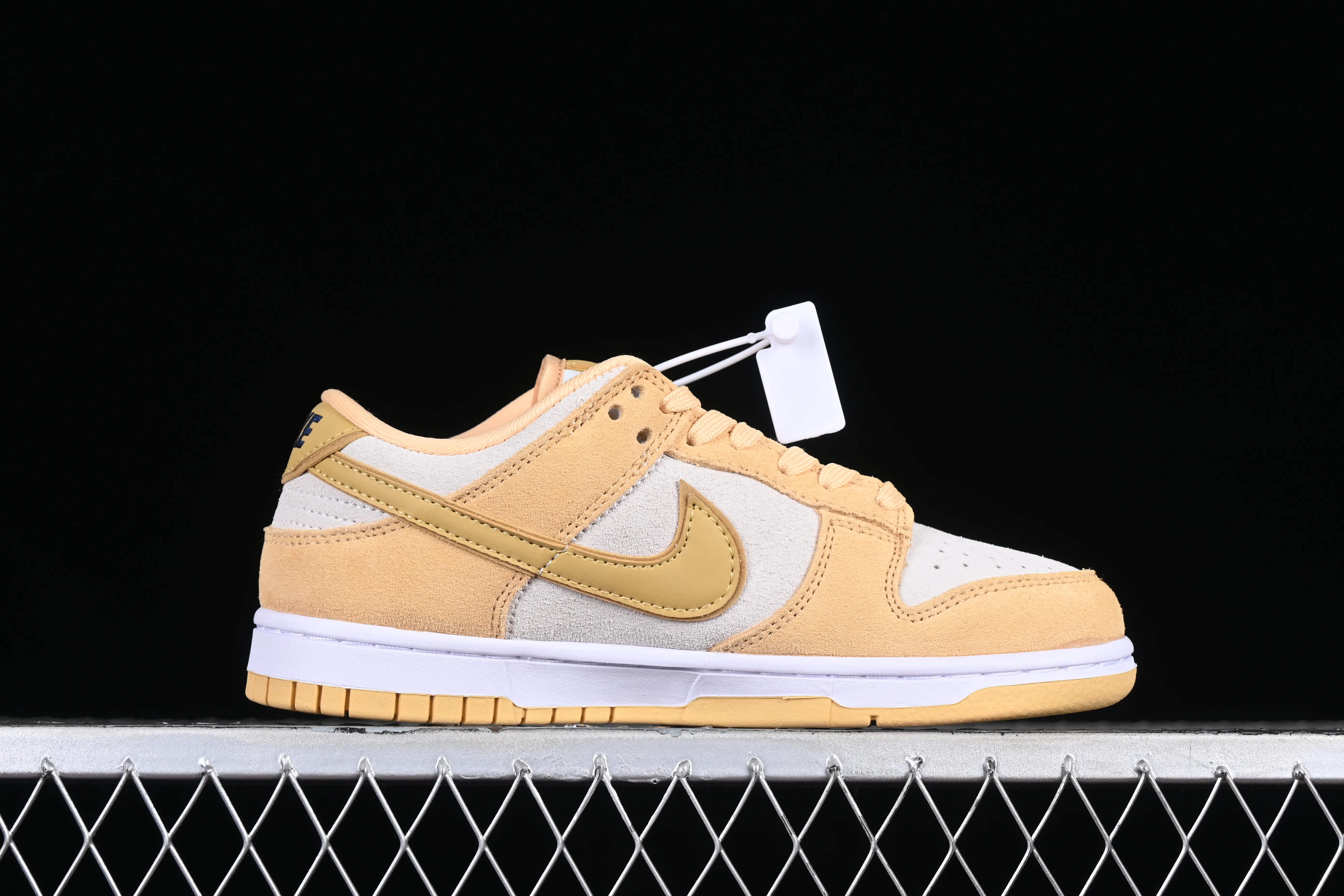All Categories Nk SB Dunk Series Nk SB Dunk Low Low-top sneakers Cost-effective version Nk Dunk Low "Gold Suede" Cheese Pudding Ice Cream Yellow White SB Low-top casual sports skateboard shoes DV7411-200